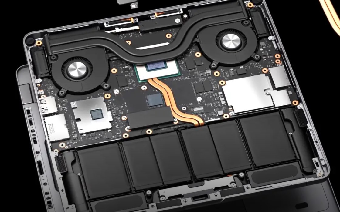 AI in business: The laptop opens, takes itself apart and closes again
